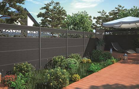 Une clôture en bois composite