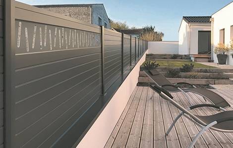 Une clôture en aluminium