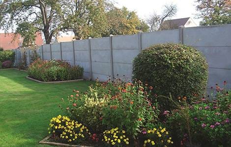 Une clôture en béton