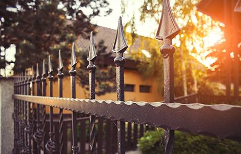 Une clôture en fer forgé