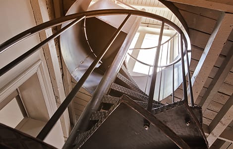 Escalier métallique rénové, aspect brut