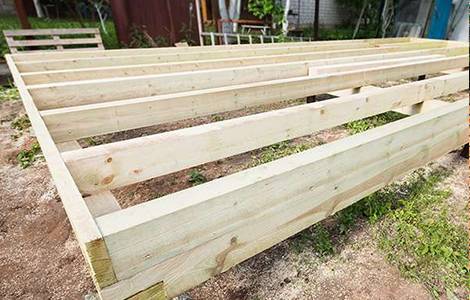 Une terrasse sur vis de fondation