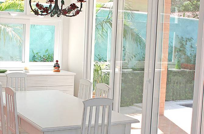 Choisir une baie vitrée : un intérieur ouvert sur l'extérieur