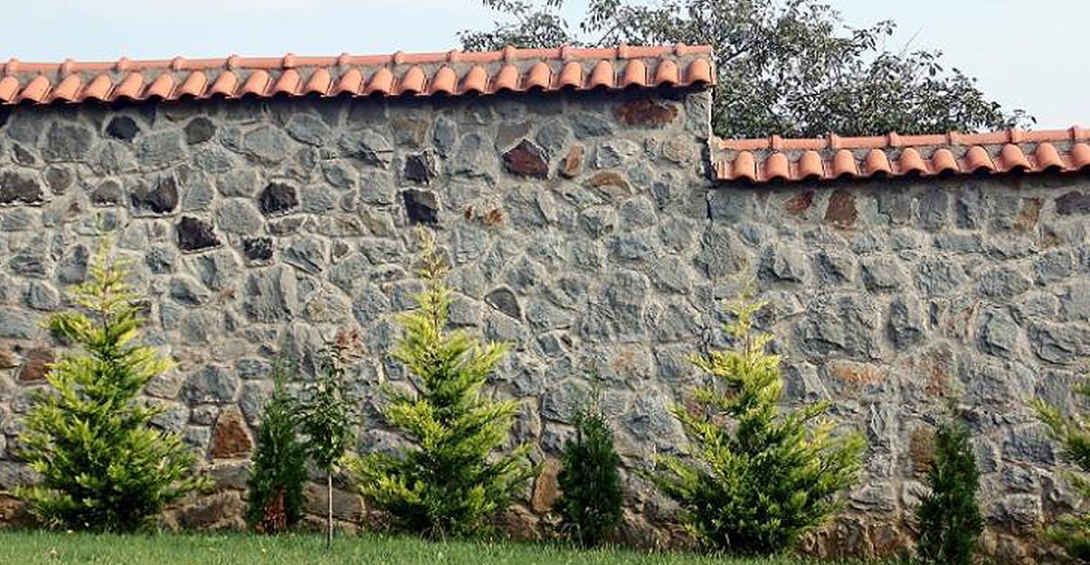 Mur de clôture en pierre : intimité et sécurité