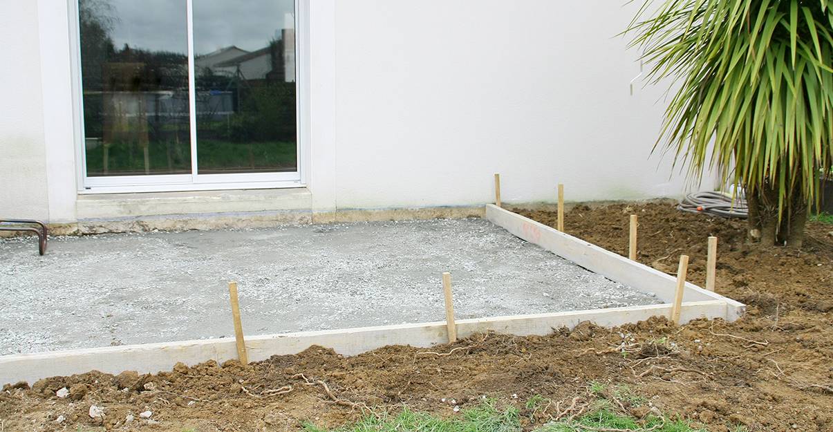 Dalle béton réalisée en vue de la pose d'une terrasse carrelée.