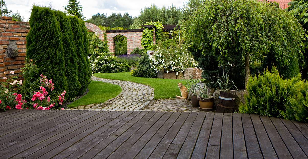 Terrasse surélevée, une jolie perspective sur le jardin.