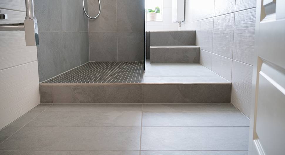 Joint de couleur dans la salle de bain