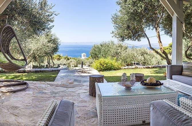 La terrasse couverte ouvre l'intérieur sur l'extérieur