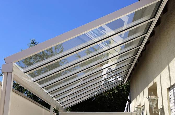 Terrasse couverte avec toit en verre