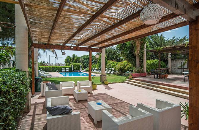 Terrasse couverte et pergola légère