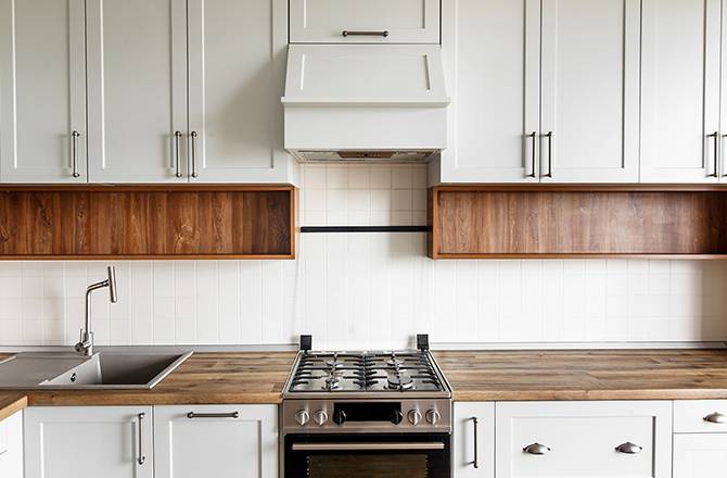 Plan de travail en bois foncé