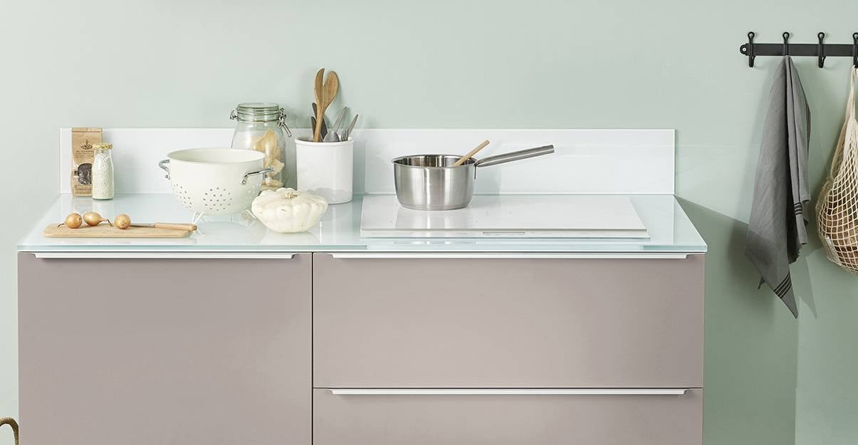 un plan de travail en verre