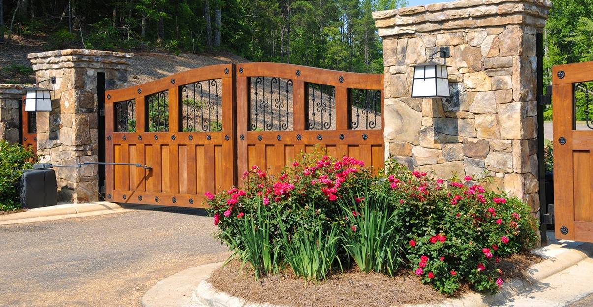 Portail avec motorisation à bras