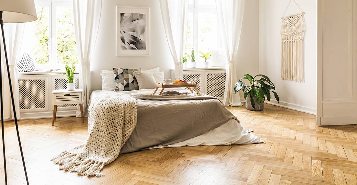 Parquet posé en bâton rompu dans une chambre à coucher