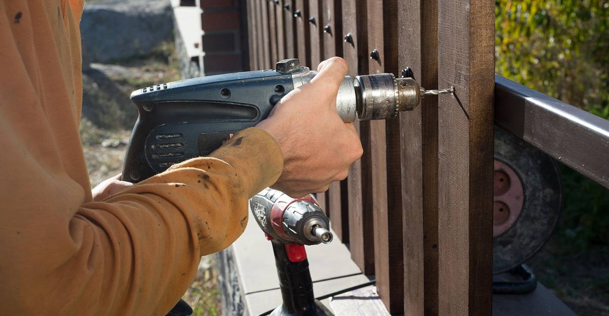 Installation d'une clôture classique sur muret.