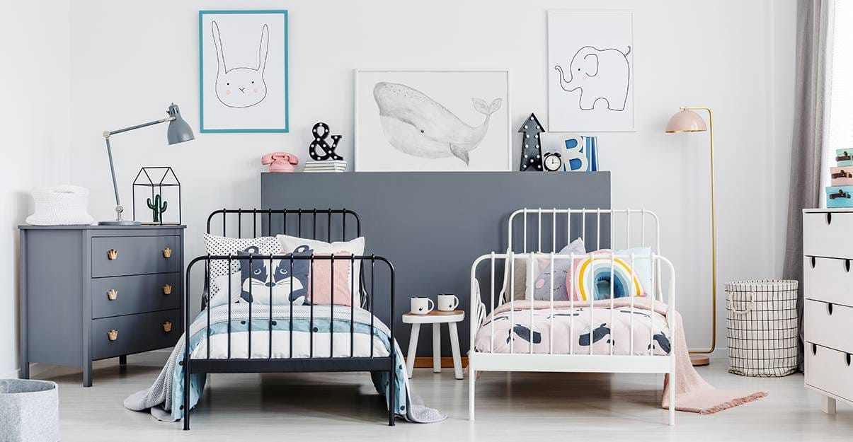 Des lits jumeaux, le choix de la simplicité pour une chambre de deux enfants