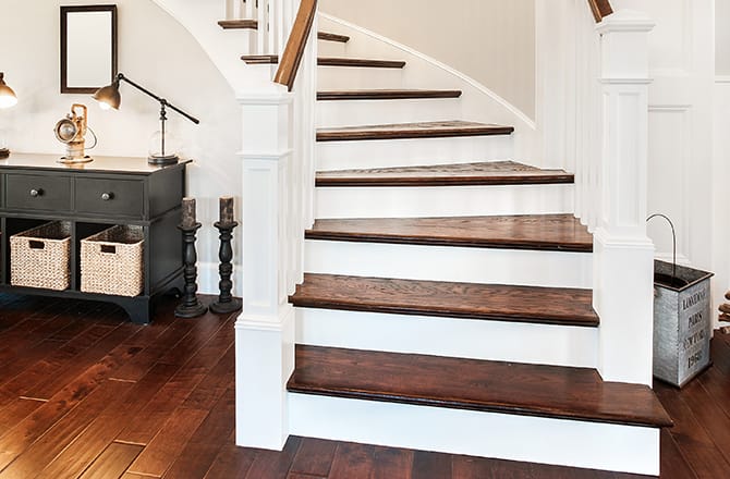 Escalier en bois et contremarches blanches