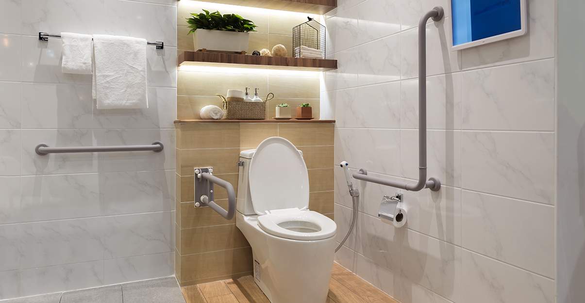 Une salle de bain qui évite les risques de chute