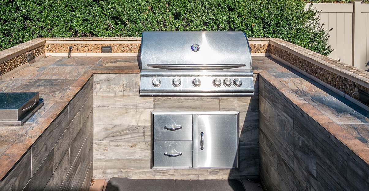 Cuisine extérieure avec barbecue intégré