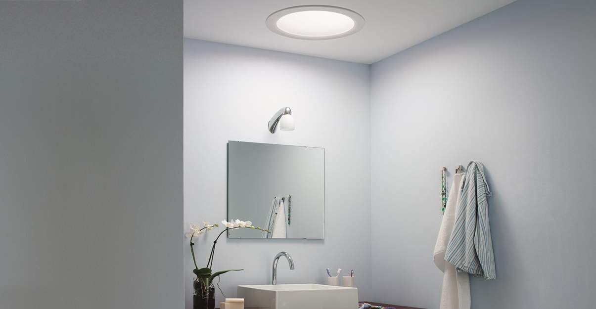 Le conduit de lumière illumine la salle de bains