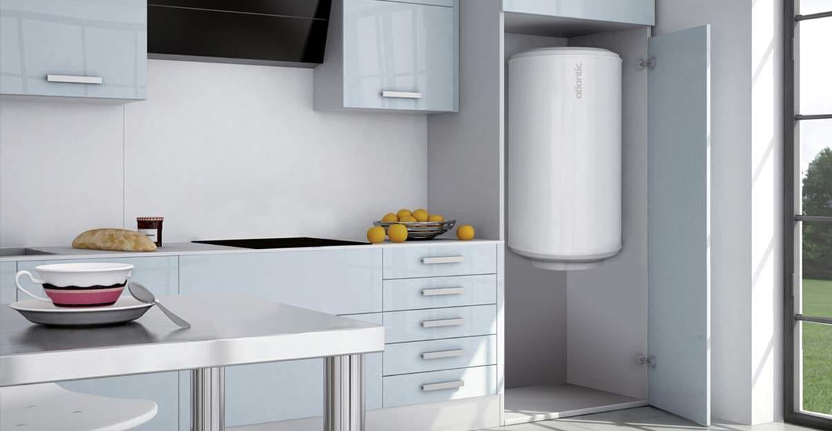 Chauffe eau dans une cuisine grise