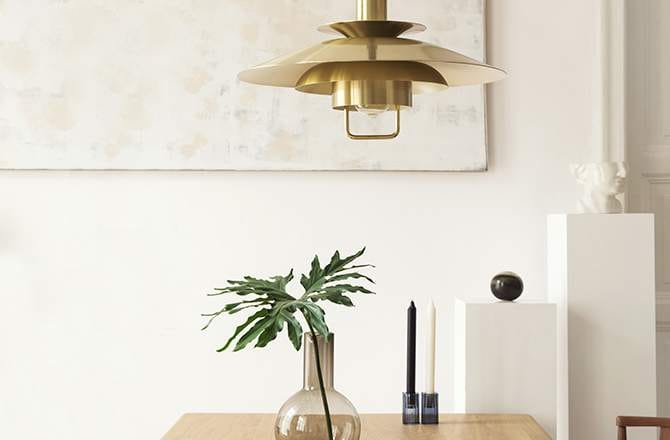 Salon : un luminaire au centre de la pièce