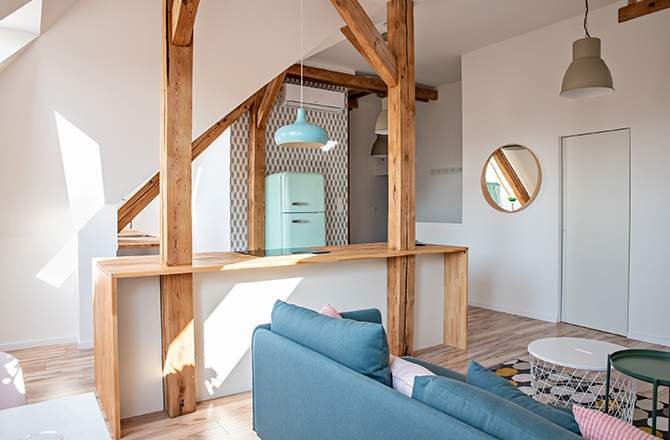 Charpente apparente et mobilier moderne sous les combles