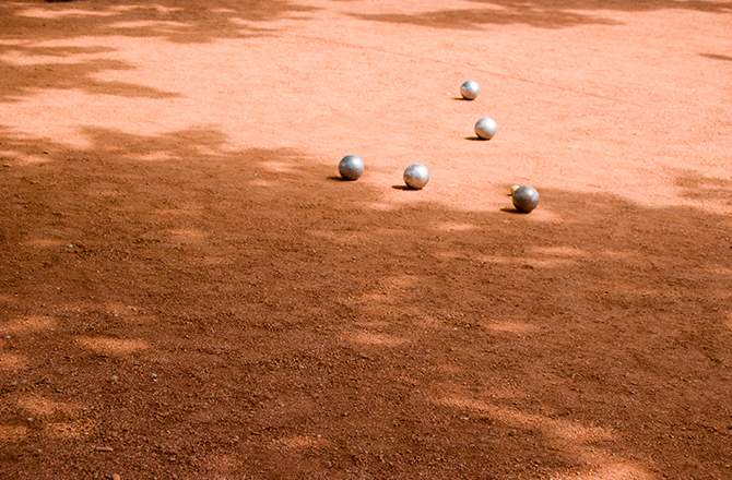 Terrain de pétanque en terre battue