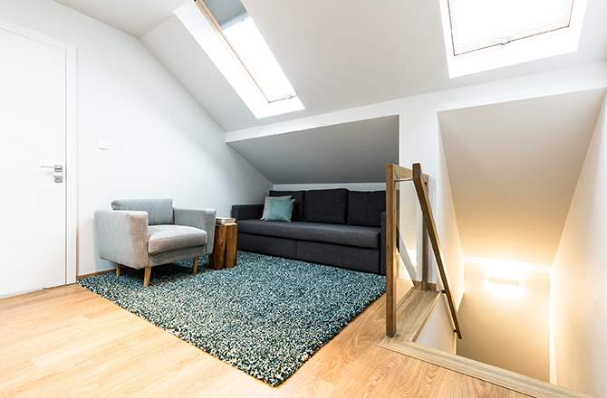 Décoration combles : glisser le canapé sous la pente