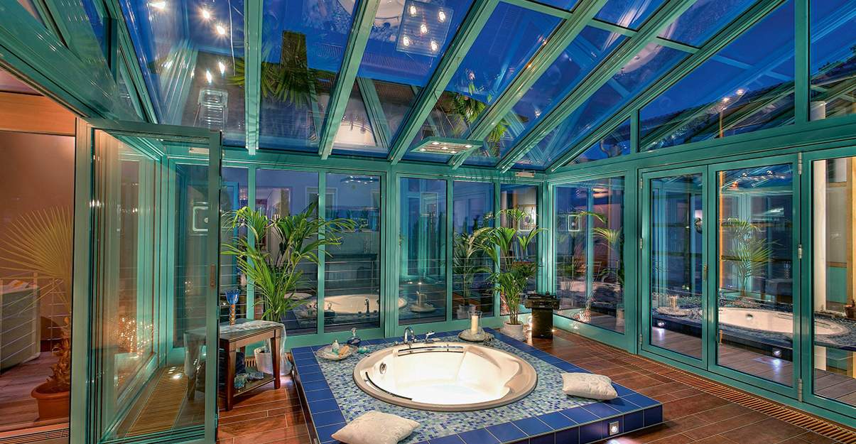 Un jacuzzi dans une véranda