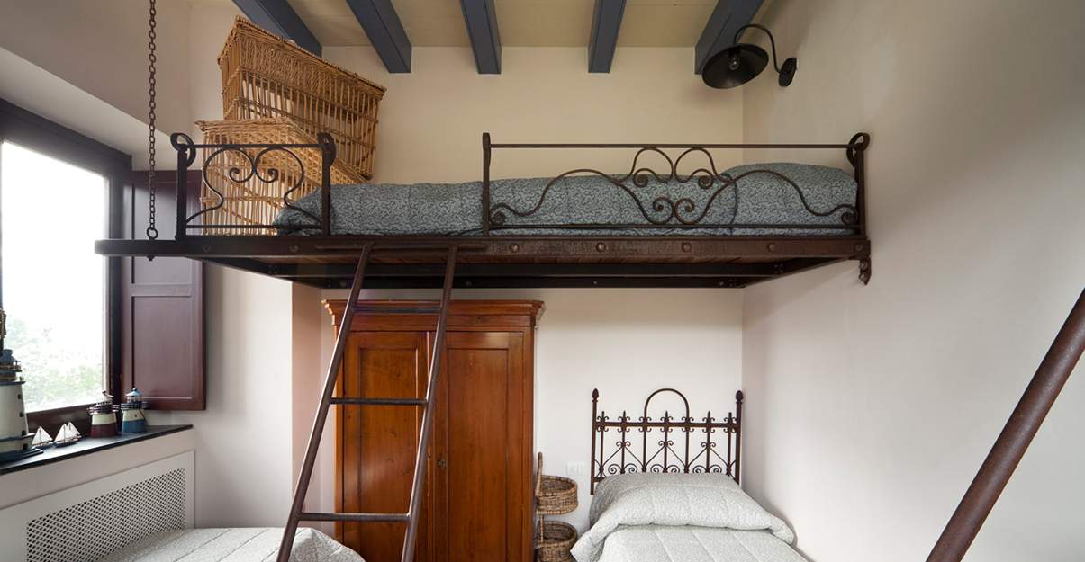 Rénover une petite maison : coin nuit en mezzanine 