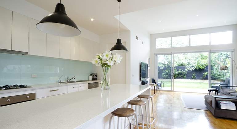 cuisine blanche ambiance verre