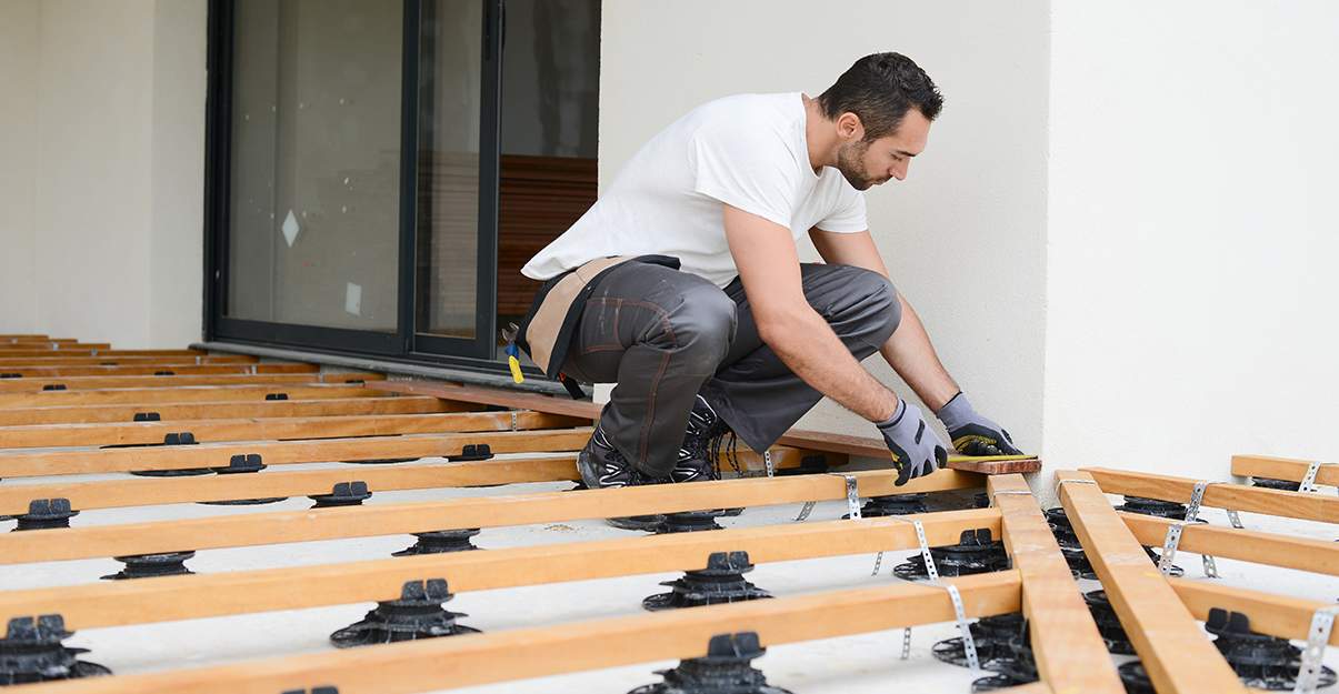 La pose d'une terrasse bois sur plot