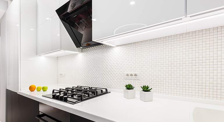 cuisine blanche avec mosaïque