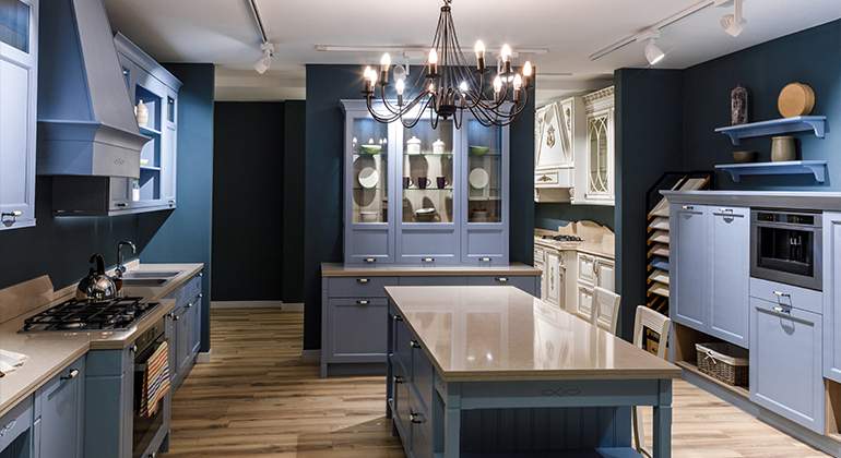 cuisine bleue avec îlot central