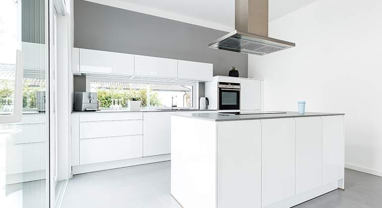 cuisine blanche avec ilot central