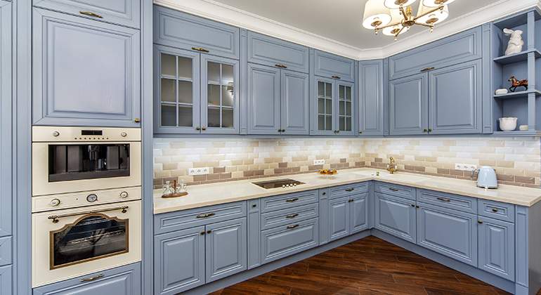 cuisine bleue avec crédence