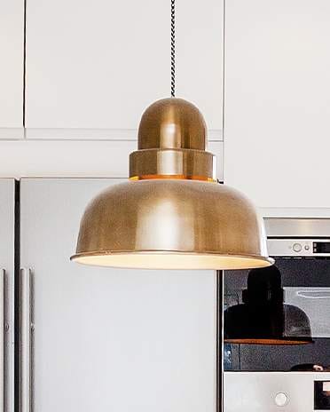 cuisine blanche avec luminaire cuivre