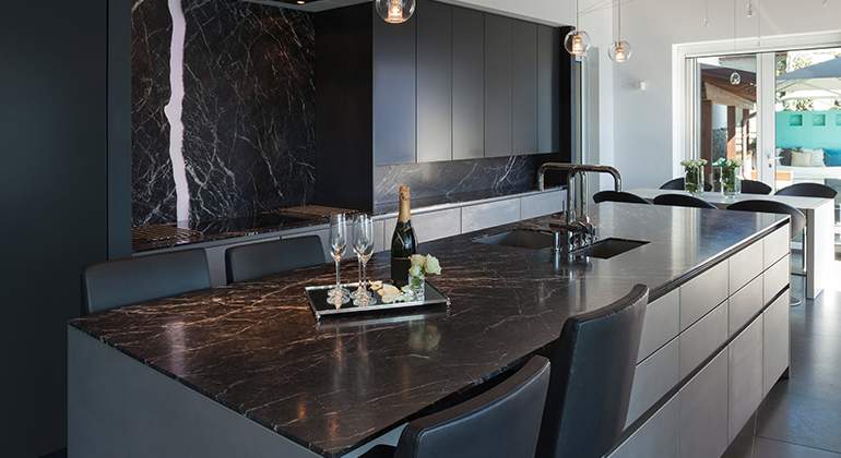 cuisine noire ambiance marbre