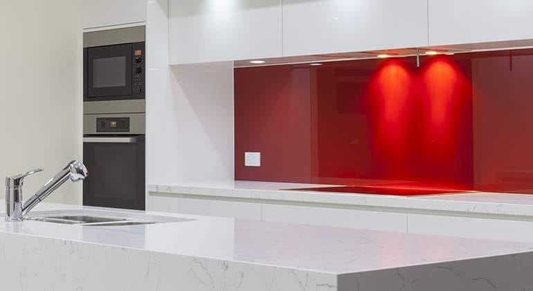 cuisine rouge ambiance marbre