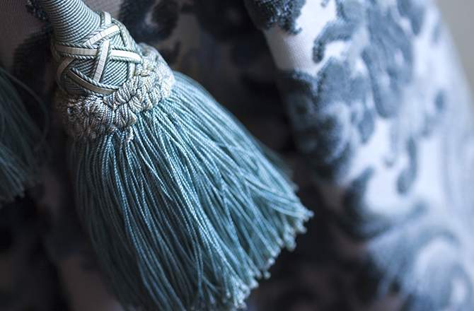 Rénovation intérieur maison ancienne : rideau bleu et passementerie accordée