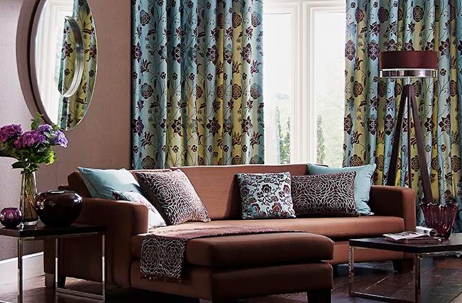 Rénovation intérieur maison ancienne : rideau à fleur chic pour intérieur classique.