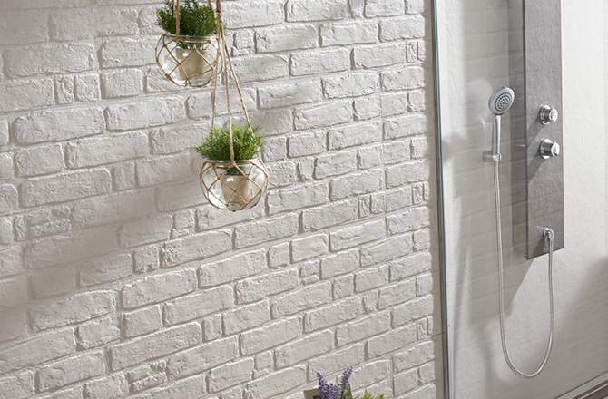 Un panneau mural de douche imitation brique