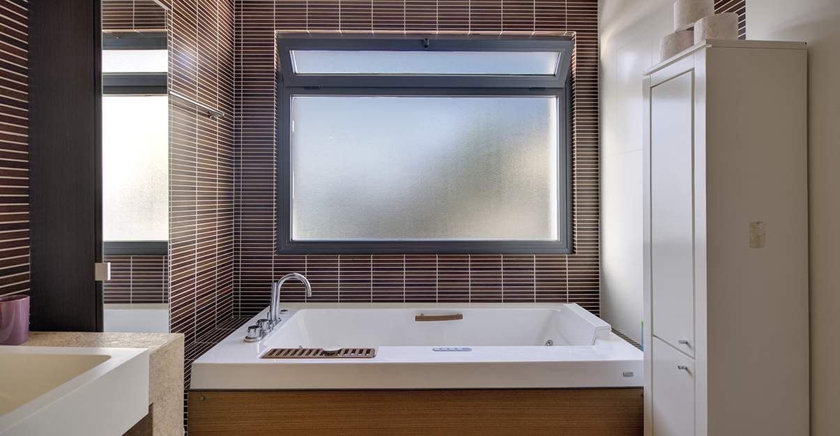 Salle de bain humide : aérer pour évacuer l’humidité