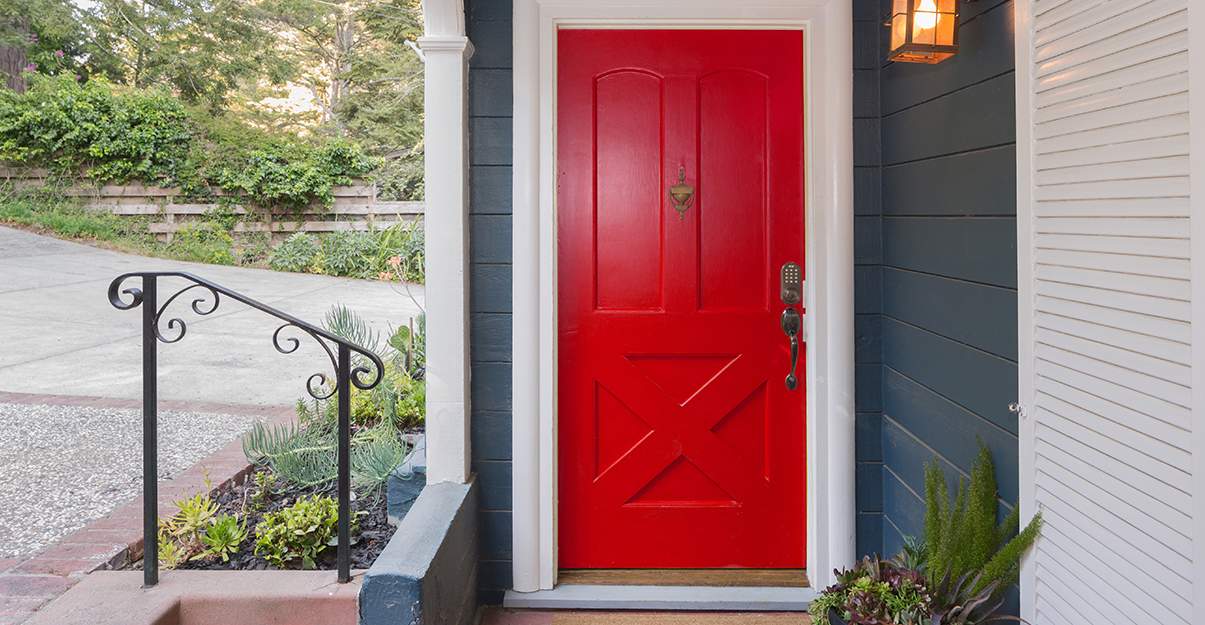 Porte en bois peinte en rouge
