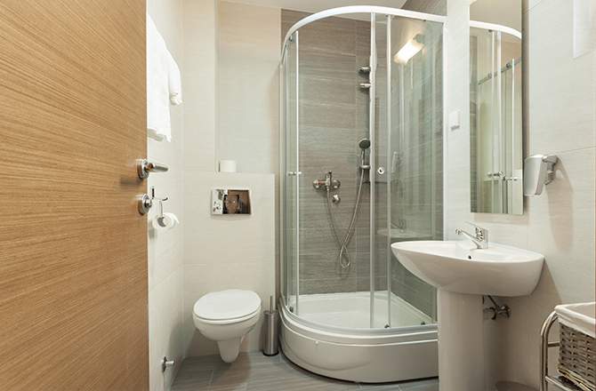 La douche en quart de cercle, l’option gain de place