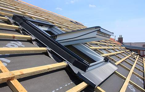 L'artisan couvreur installe des fenêtres de toit
