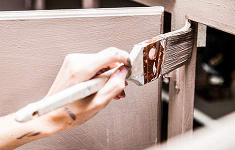 La peinture, l’astuce déco pour les meubles en bois