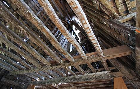 Vérifier la charpente de la grange et sa toiture 