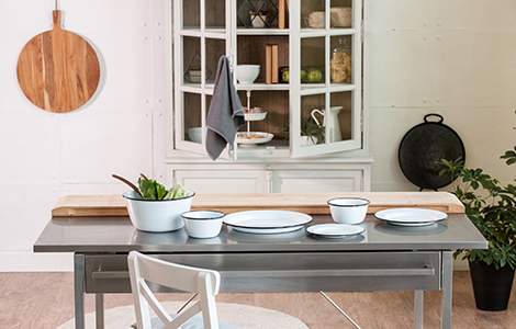 une table de faible profondeur